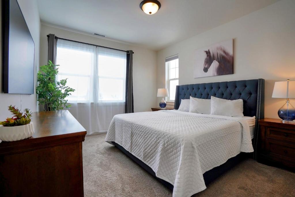 Luxe 4BR Home with Hot Tub & Sauna - Image 6