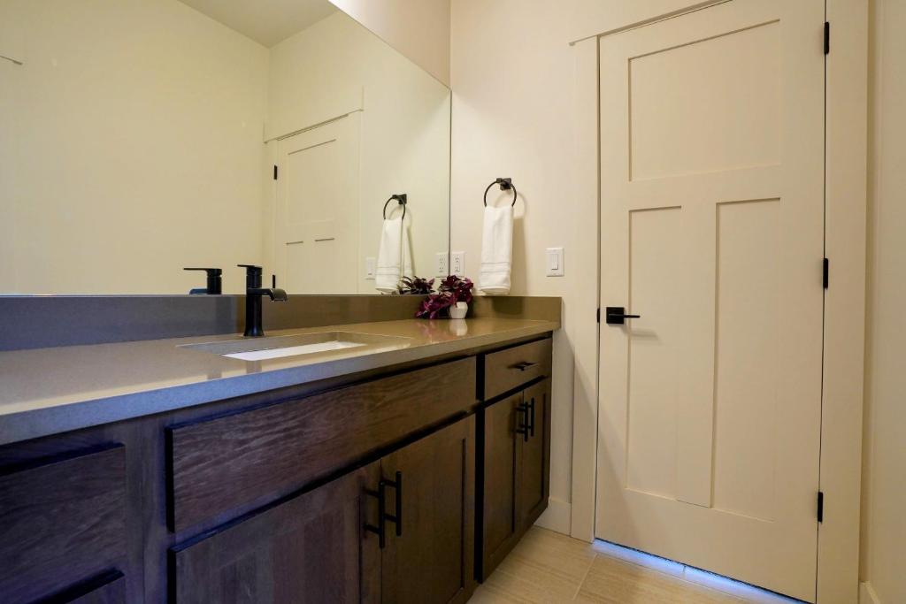 Luxe 4BR Home with Hot Tub & Sauna - Image 7