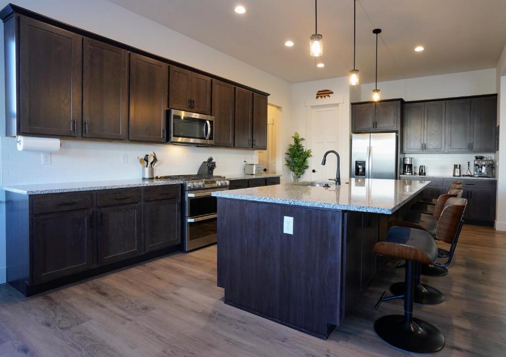 Luxe 4BR Home with Hot Tub & Sauna - Image 4