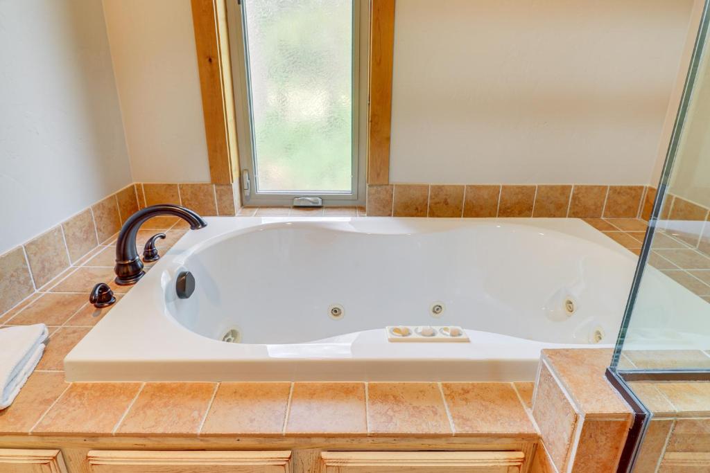 Hot Tub (Jacuzzi) - Photo 3