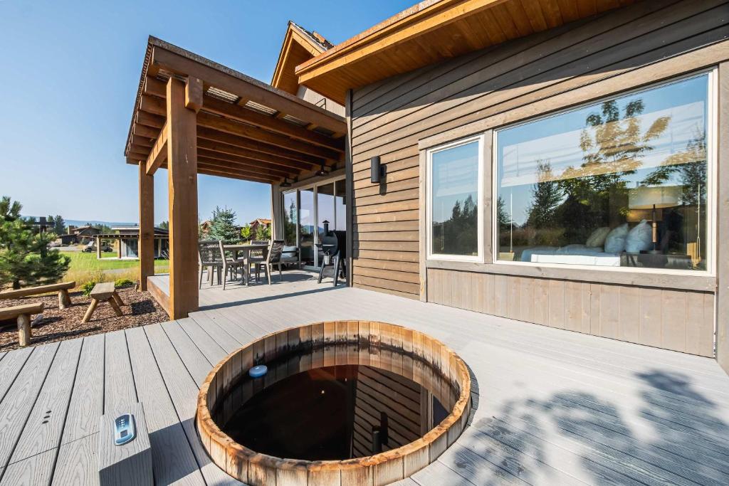 Hot Tub (Jacuzzi) - Photo 2