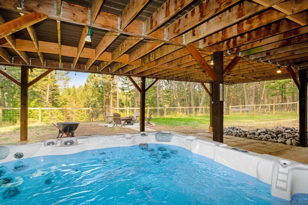 Hot Tub (Jacuzzi) - Photo 2