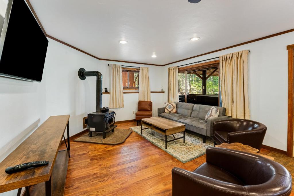 Log Cabin Lookout - Image 6