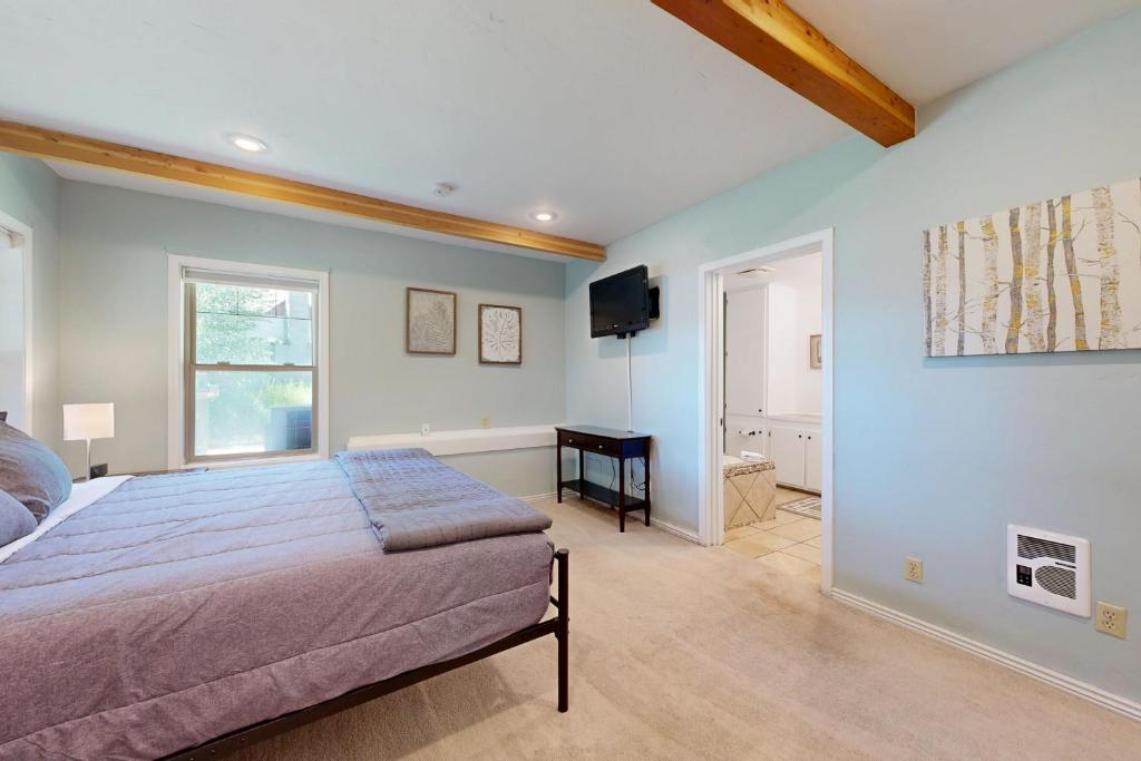 Hungry Horse Hideout