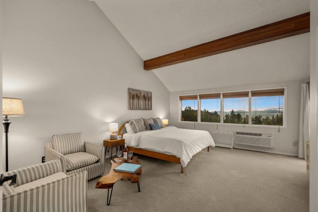 Paddle & Pine - Lake Views & Private Dock Access - Image 4