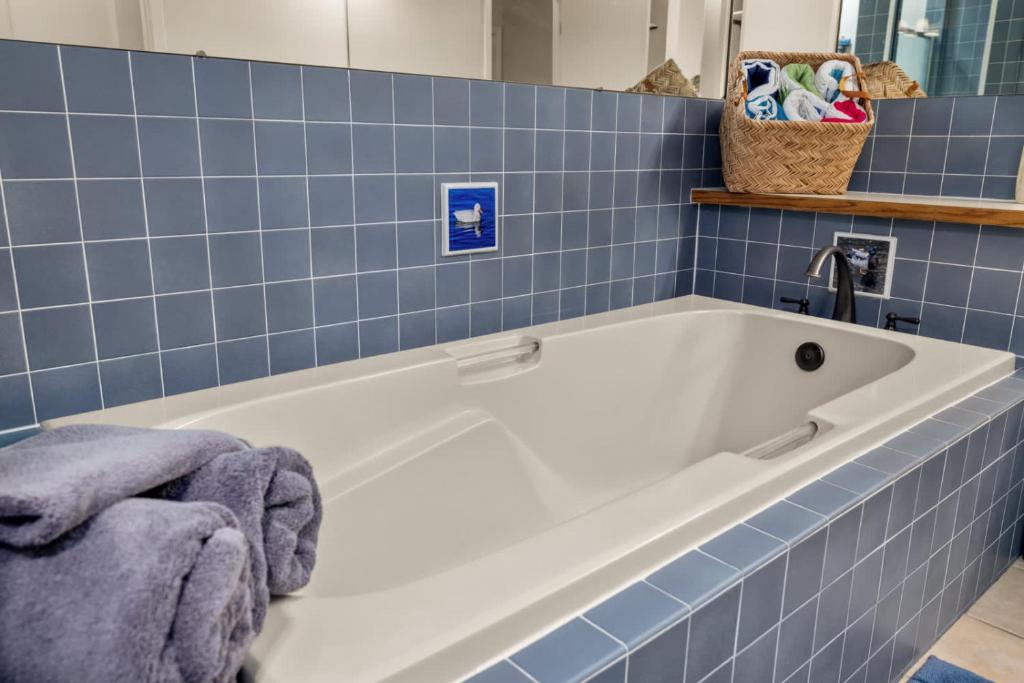 Paddle & Pine - Lake Views & Private Dock Access