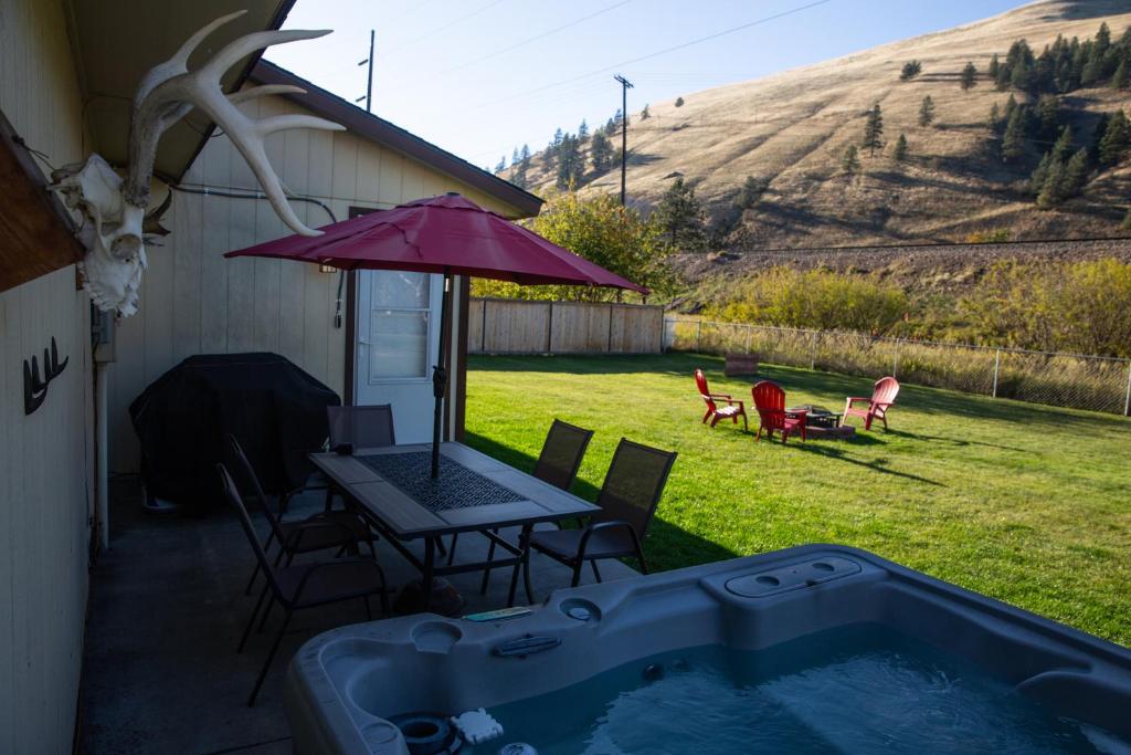 Hot Tub (Jacuzzi) - Photo 2