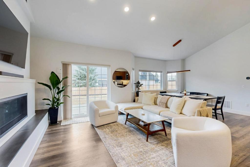 Modern Mountain View Escape - Image 5