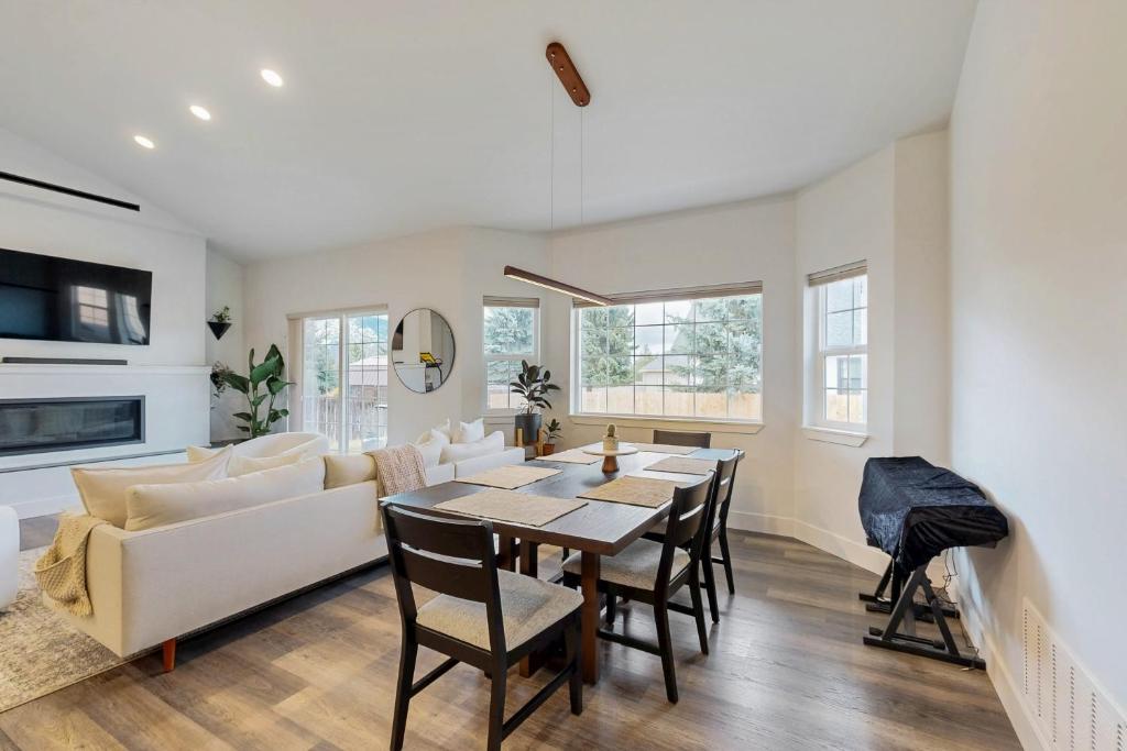 Modern Mountain View Escape - Image 4