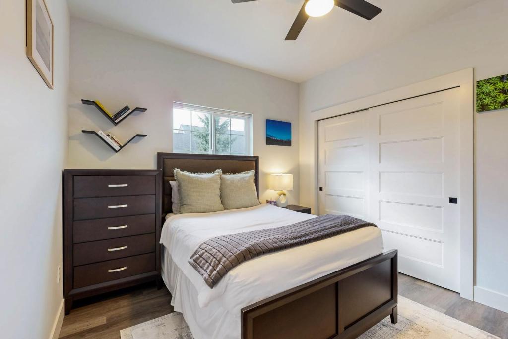 Modern Mountain View Escape - Image 7