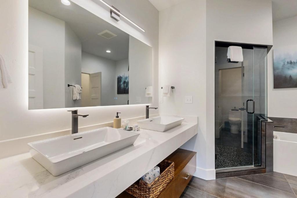 Hot Tub (Jacuzzi) - Photo 2