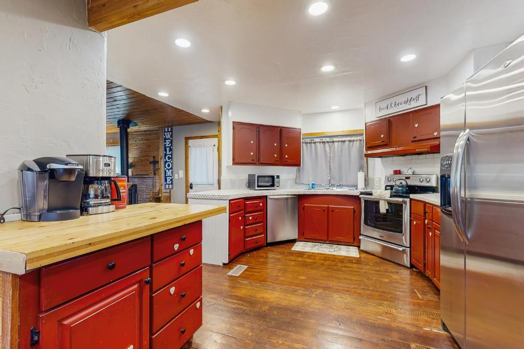 Hungry Horse Hideout - Upper Level - Image 4