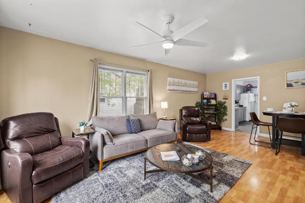 Bo's Big Green Charming Retreat Hot Tub Games - Image 4