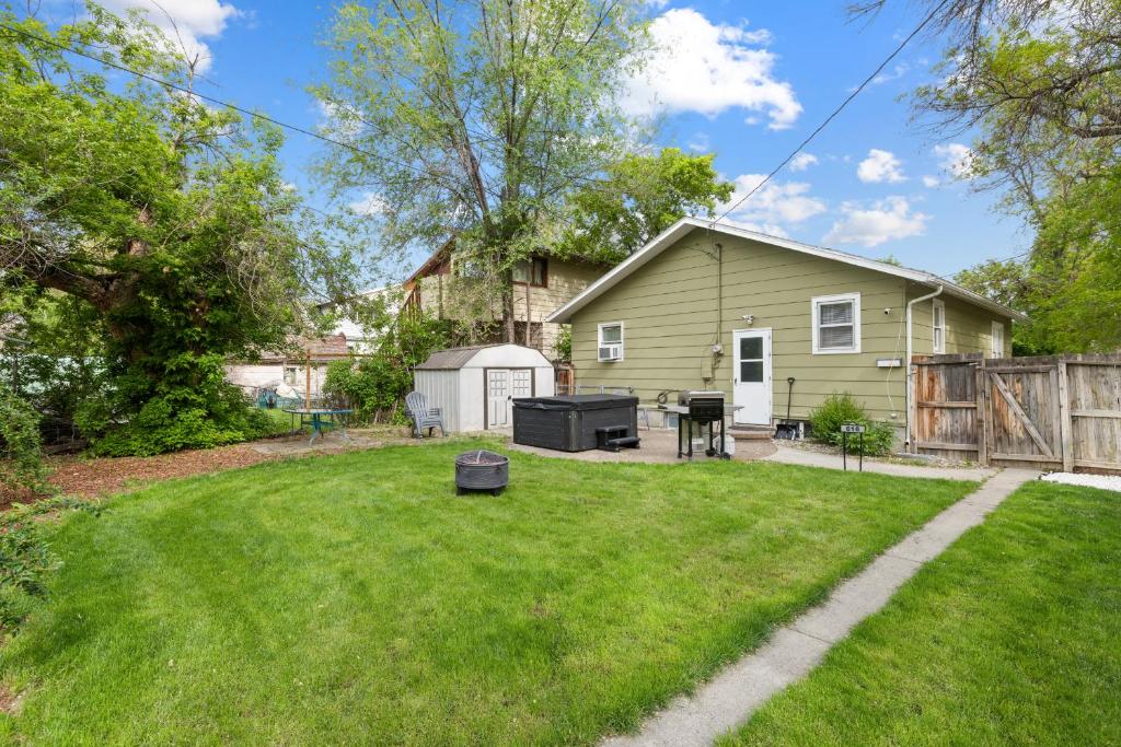 Bo's Big Green Charming Retreat Hot Tub Games