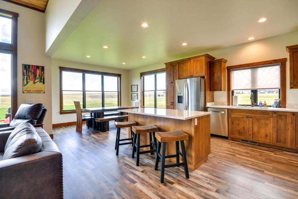 Sleek Red Lodge Home Rental with Private Hot Tub! - Image 4