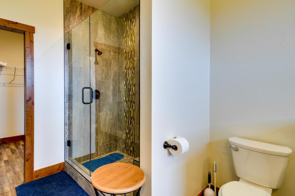 Sleek Red Lodge Home Rental with Private Hot Tub! - Image 8