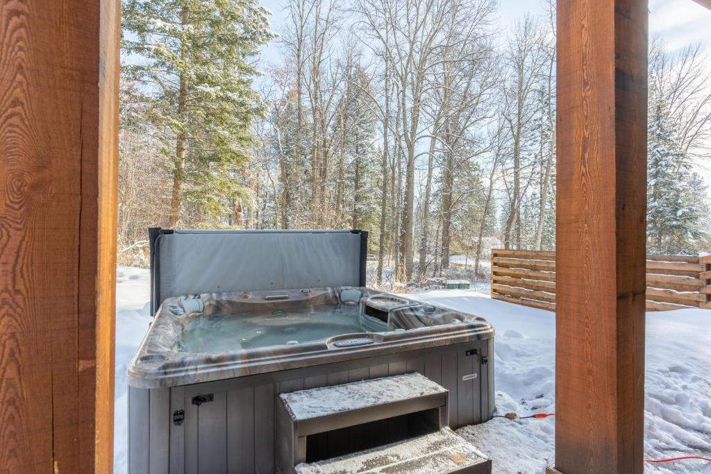 Hot Tub (Jacuzzi) - Photo 2