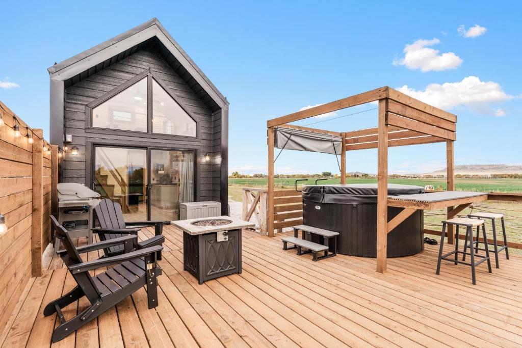 Modern Tiny Cabin, with Hot tub in Choteau MT