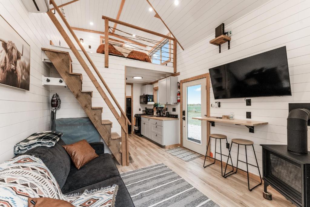 Modern Tiny Cabin, with Hot tub in Choteau MT - Image 4