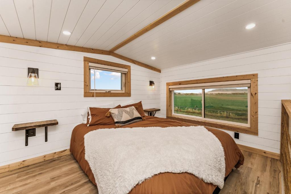 Modern Tiny Cabin, with Hot tub in Choteau MT - Image 7