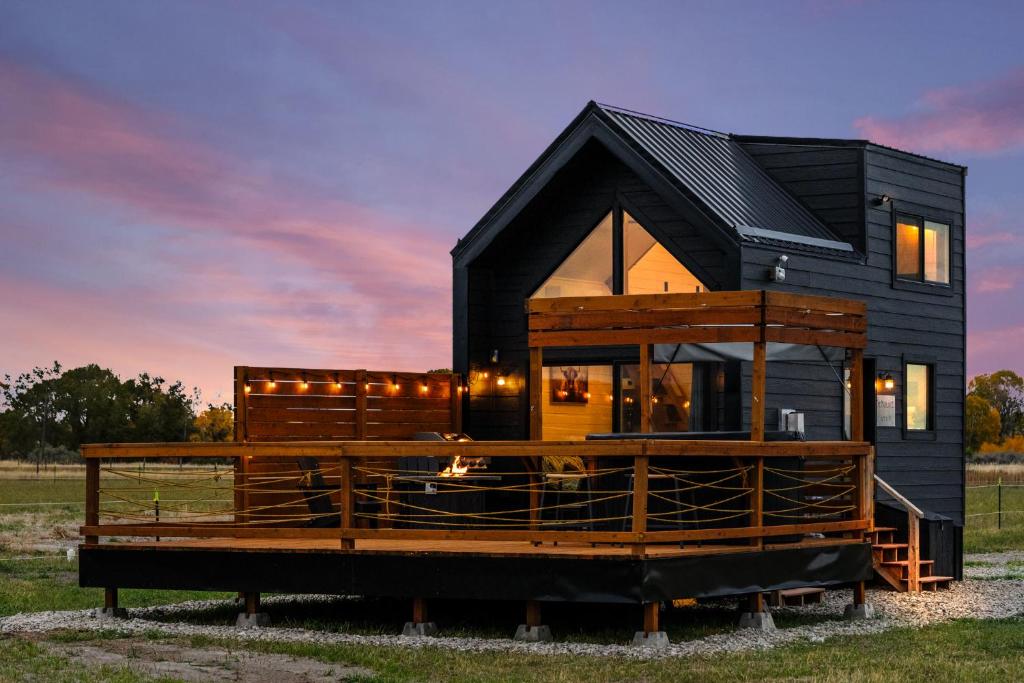 Modern Tiny Cabin, with Hot tub in Choteau MT
