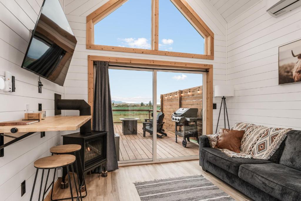 Modern Tiny Cabin, with Hot tub in Choteau MT - Image 5