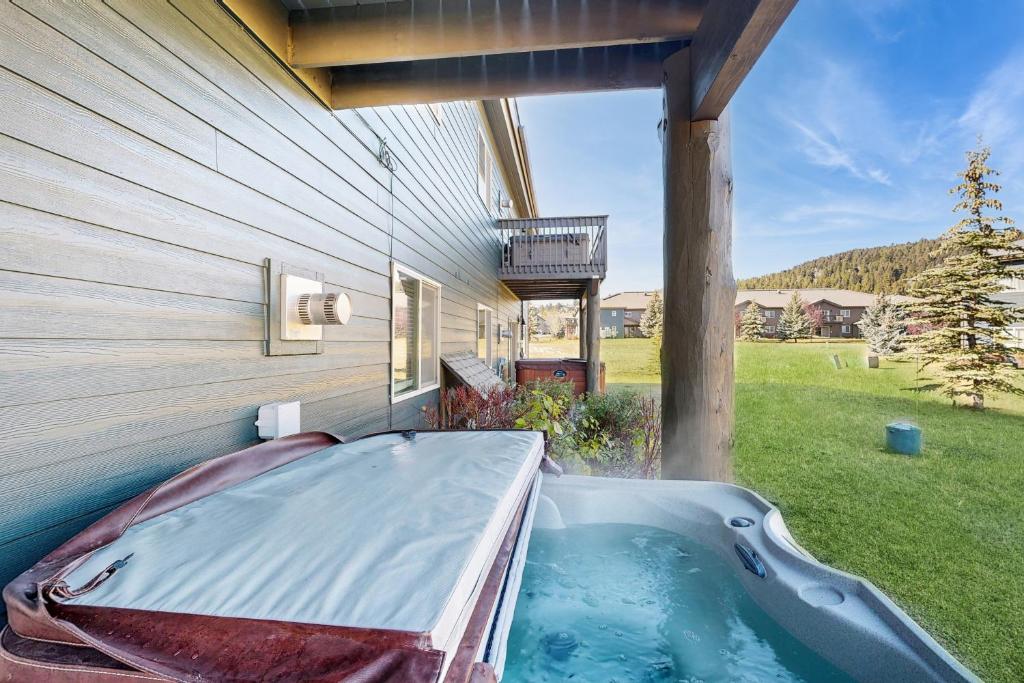 Hot Tub (Jacuzzi) - Photo 2
