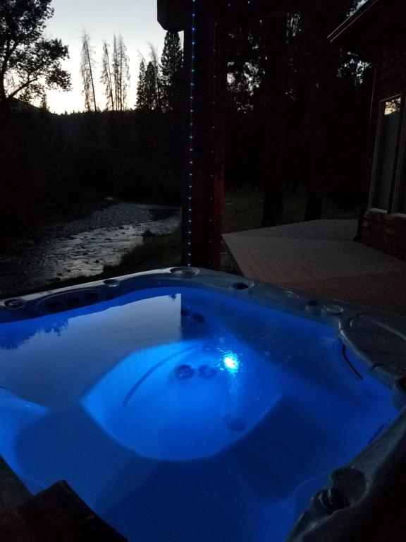 Hot Tub (Jacuzzi) - Photo 2