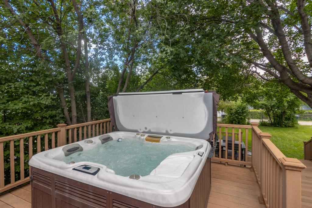 Hot Tub (Jacuzzi) - Photo 5