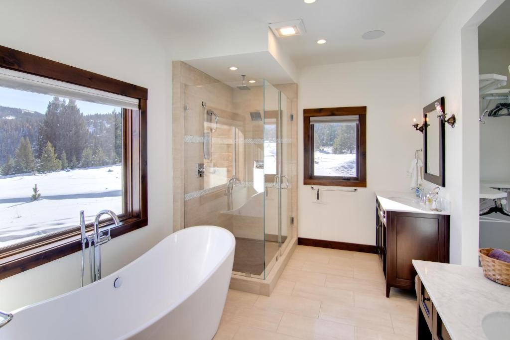 Spacious Big Sky Home with Hot Tub and Grill! - Image 8