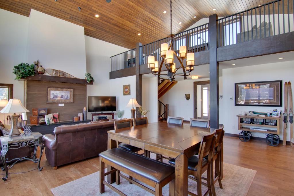 Spacious Big Sky Home with Hot Tub and Grill! - Image 5