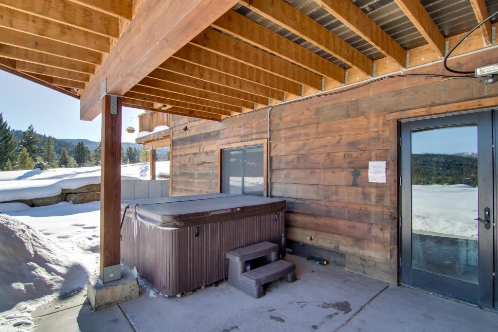 Hot Tub (Jacuzzi) - Photo 3