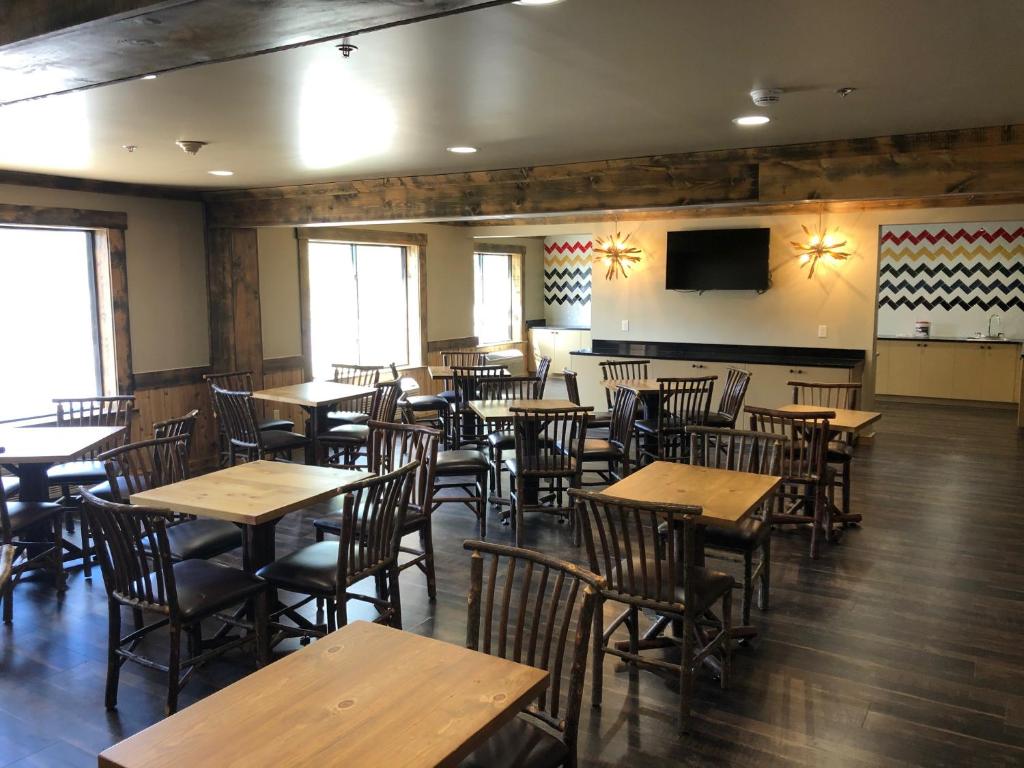 Clubhouse Inn - Image 4