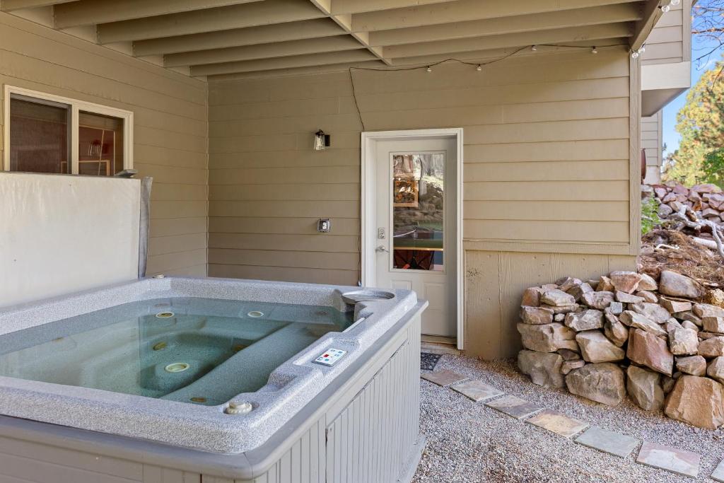 Hot Tub (Jacuzzi) - Photo 2