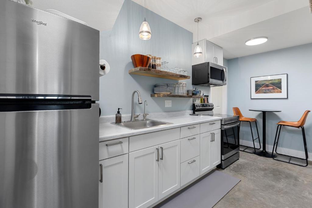 Hot Tub Family Friendly Garden City Getaway - Image 4