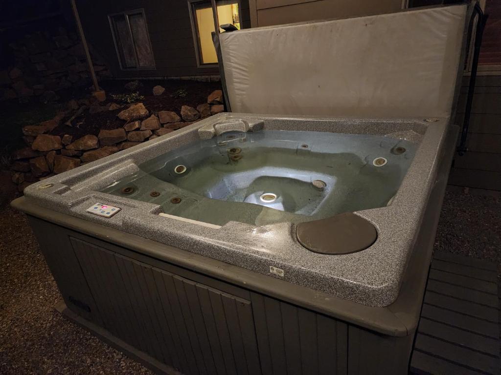Hot Tub (Jacuzzi) - Photo 3