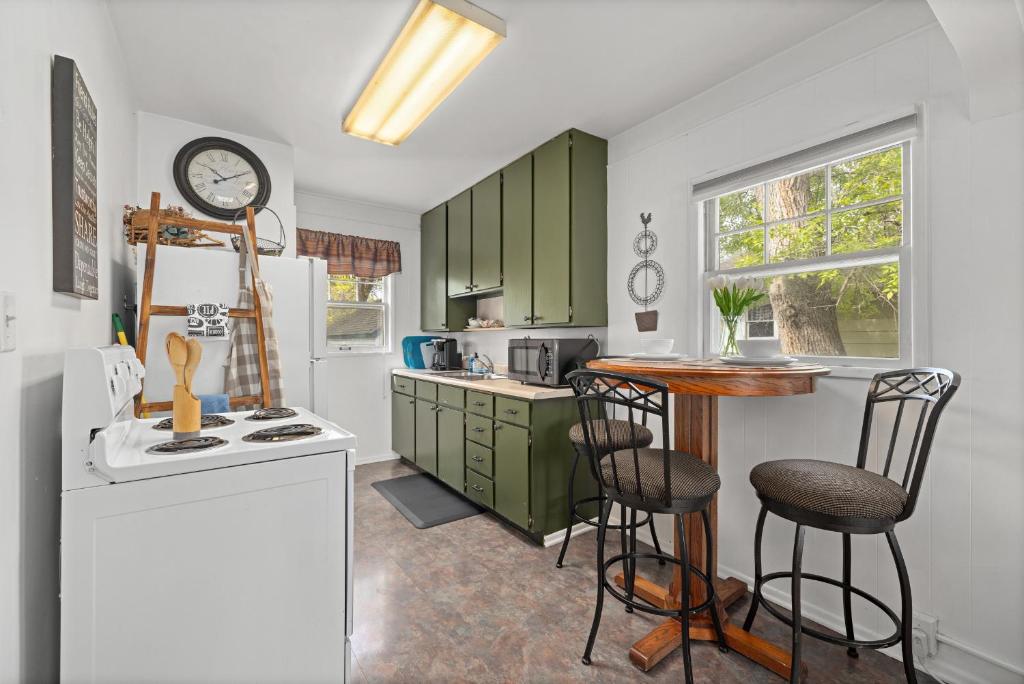 Bo's Rusty Relic Central Billings near park, hospital, shared hot tub, sauna - Image 4