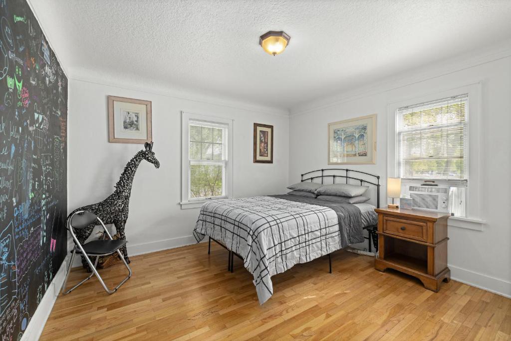 Bo's Rusty Relic Central Billings near park, hospital, shared hot tub, sauna - Image 7