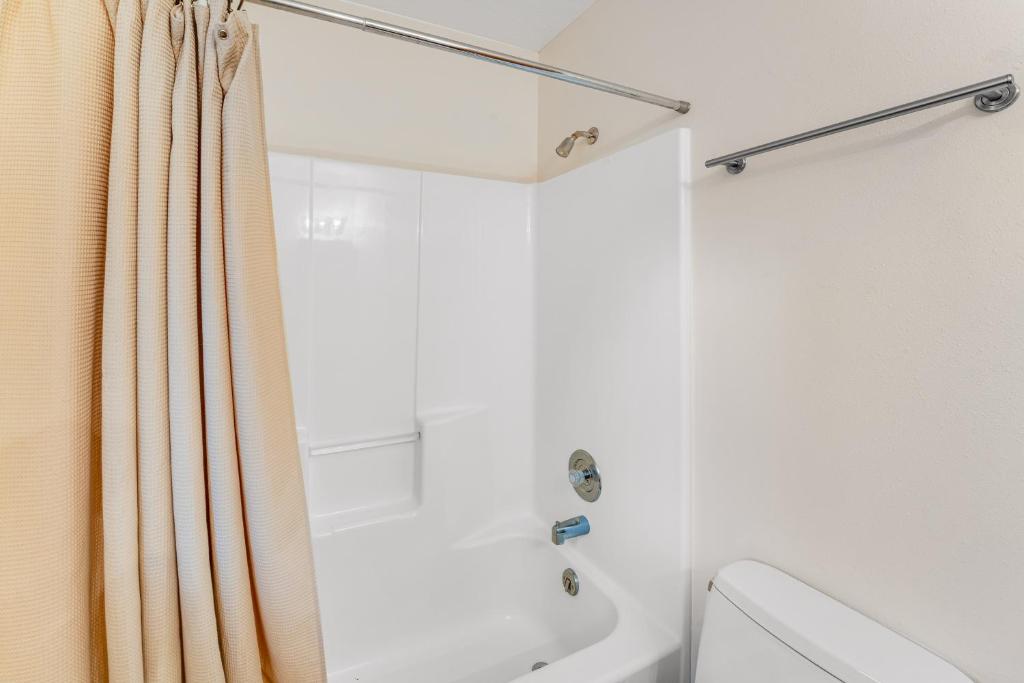 Hot Tub (Jacuzzi) - Photo 2