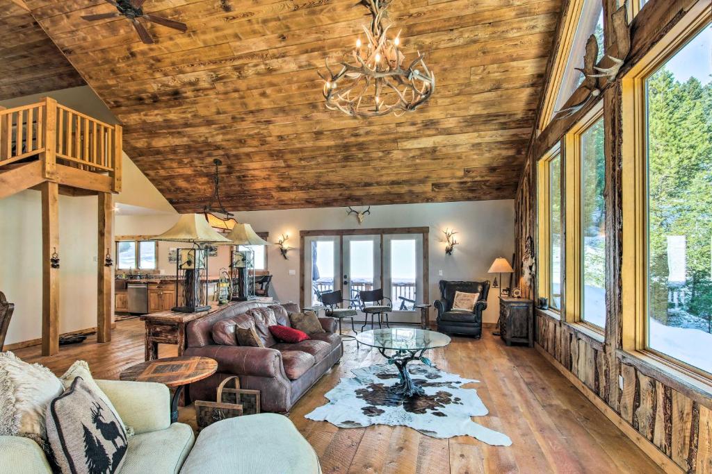 Bozeman Cabin Deck with Jacuzzi and Gas Grill! - Image 4