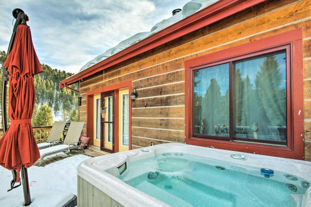 Bozeman Cabin Deck with Jacuzzi and Gas Grill!