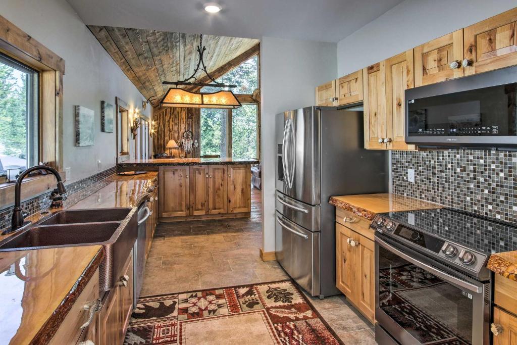 Bozeman Cabin Deck with Jacuzzi and Gas Grill! - Image 8