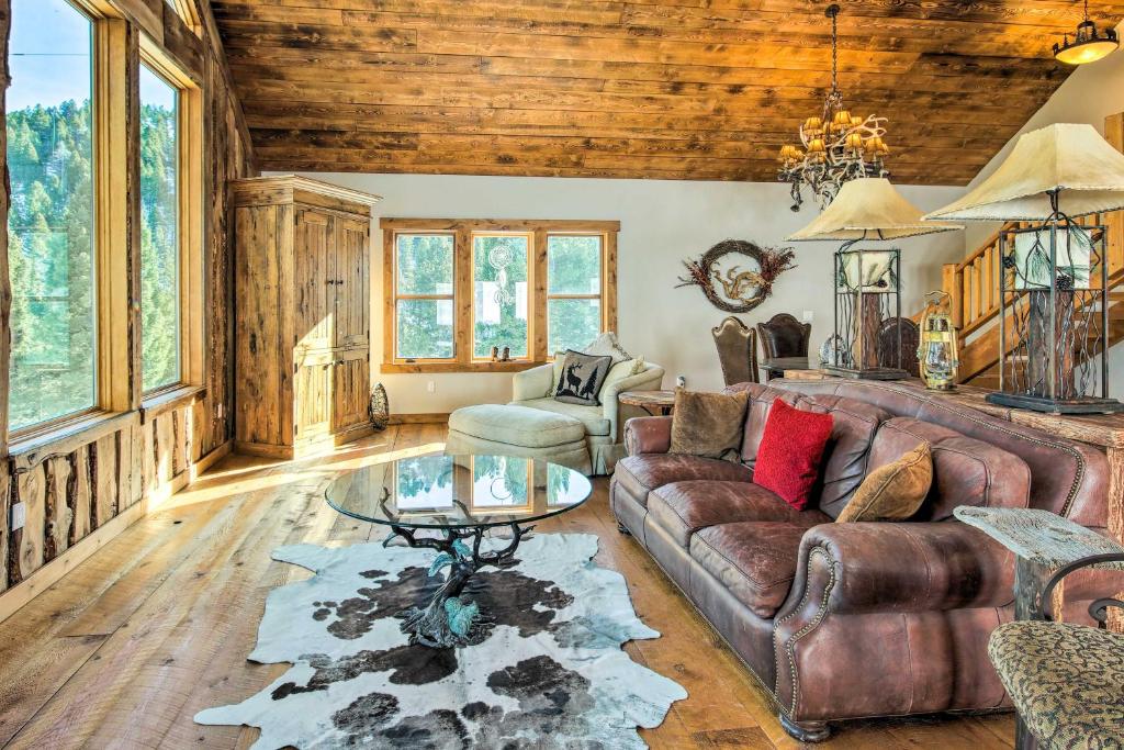 Bozeman Cabin Deck with Jacuzzi and Gas Grill!