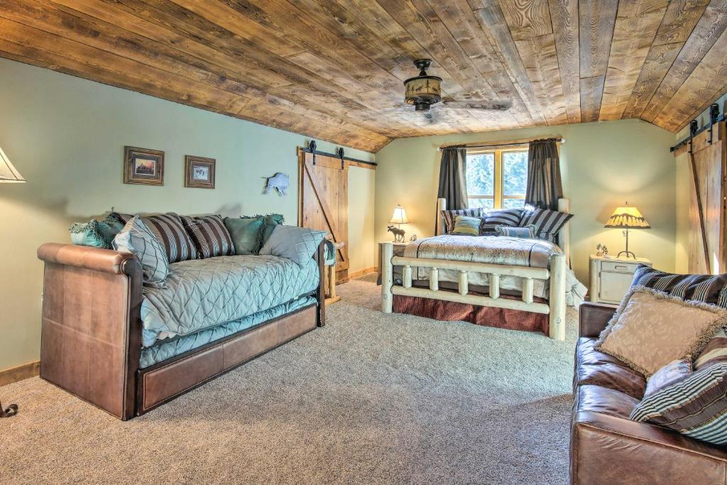 Bozeman Cabin Deck with Jacuzzi and Gas Grill! - Image 6