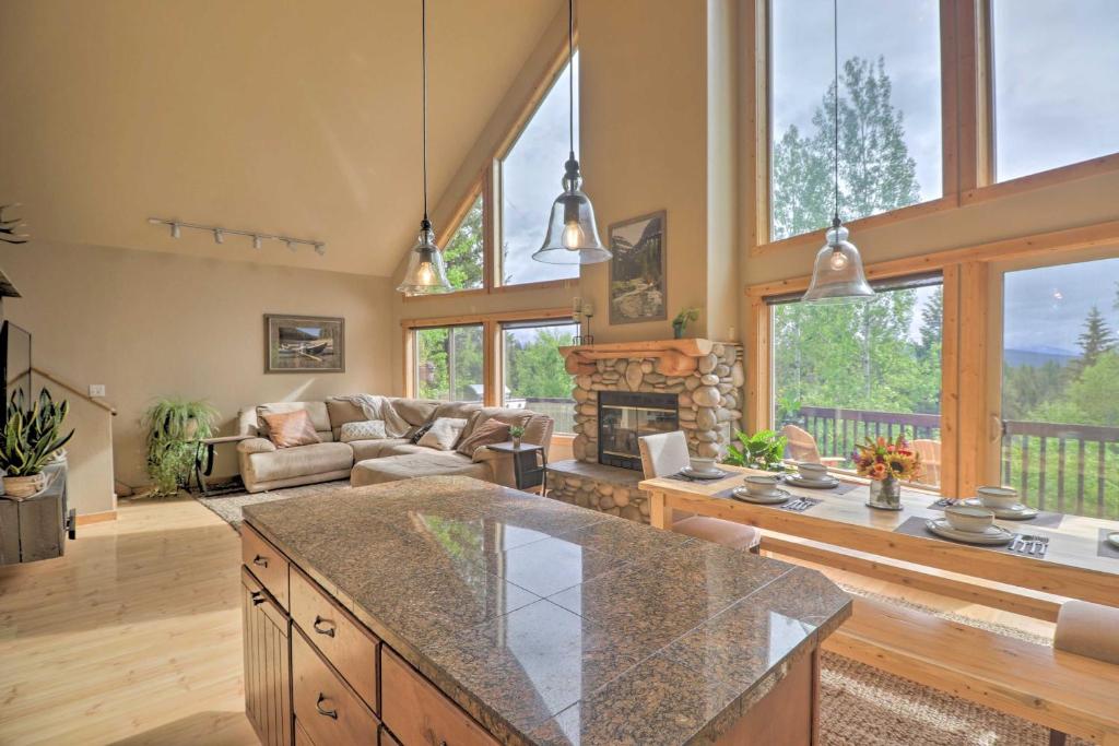 Quiet and Elegant Whitefish Home with Hot Tub - Image 4