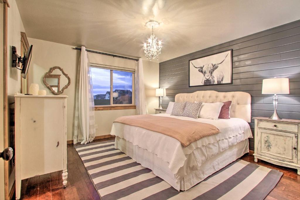 Townhome with Private Hot Tub, 8 Mi to Downtown - Image 7