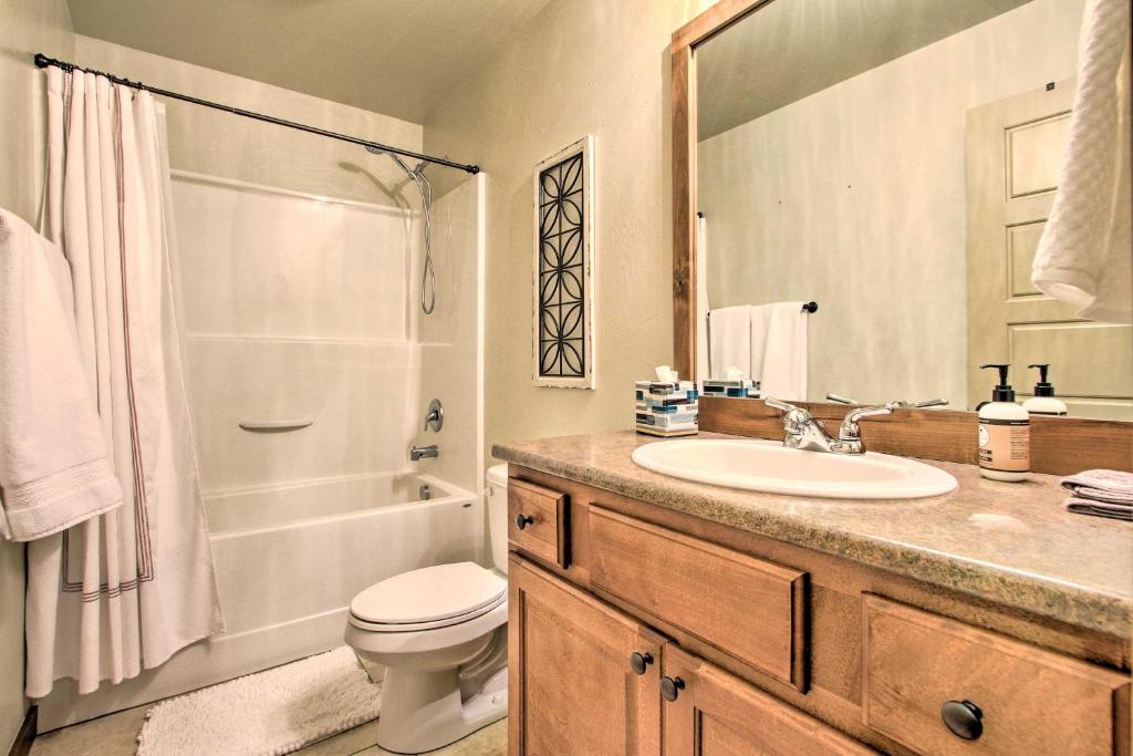 Townhome with Private Hot Tub, 8 Mi to Downtown - Image 8