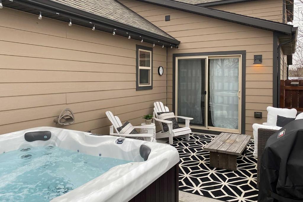 Townhome with Private Hot Tub, 8 Mi to Downtown