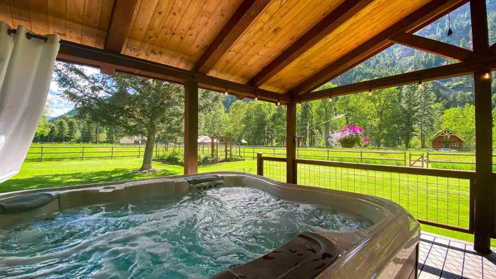 Hot Tub (Jacuzzi) - Photo 3