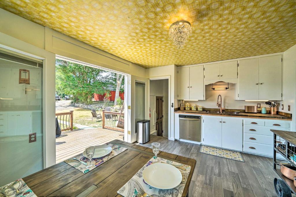 Yellowstone Country Family Home with View and Hot Tub - Image 4